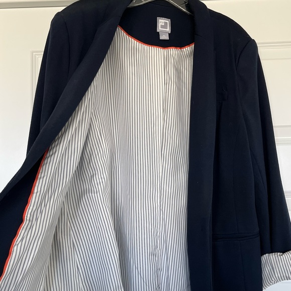 Navy blazer, fully lined with pin stripe fabric. One button closure. - Picture 3 of 3